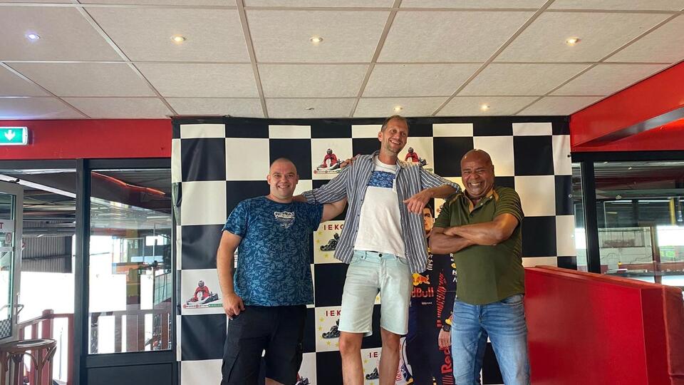 Gas erop en karten maar!